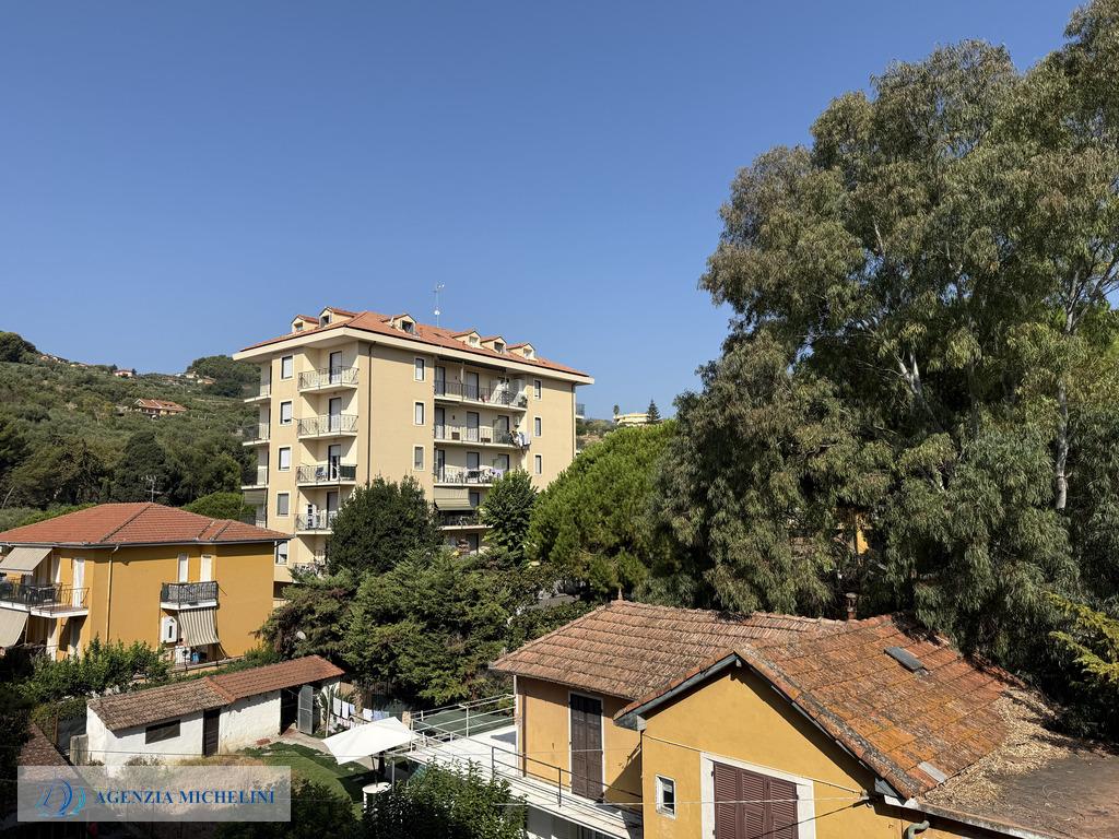 Rif. 002 – Centralissimo quadrilocale con garage e cantina.