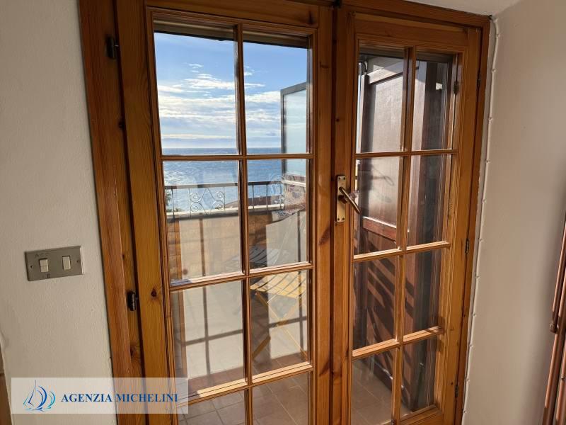Ref. 007 – Attic studio flat with balcony and splendid sea view.