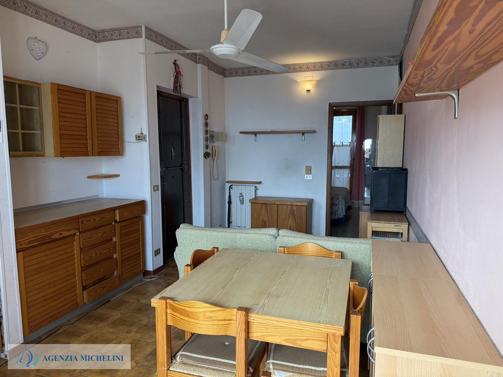 Rif. 004 – Soleggiato bilocale in ultimo piano con terrazza vivibile e splendida vista mare