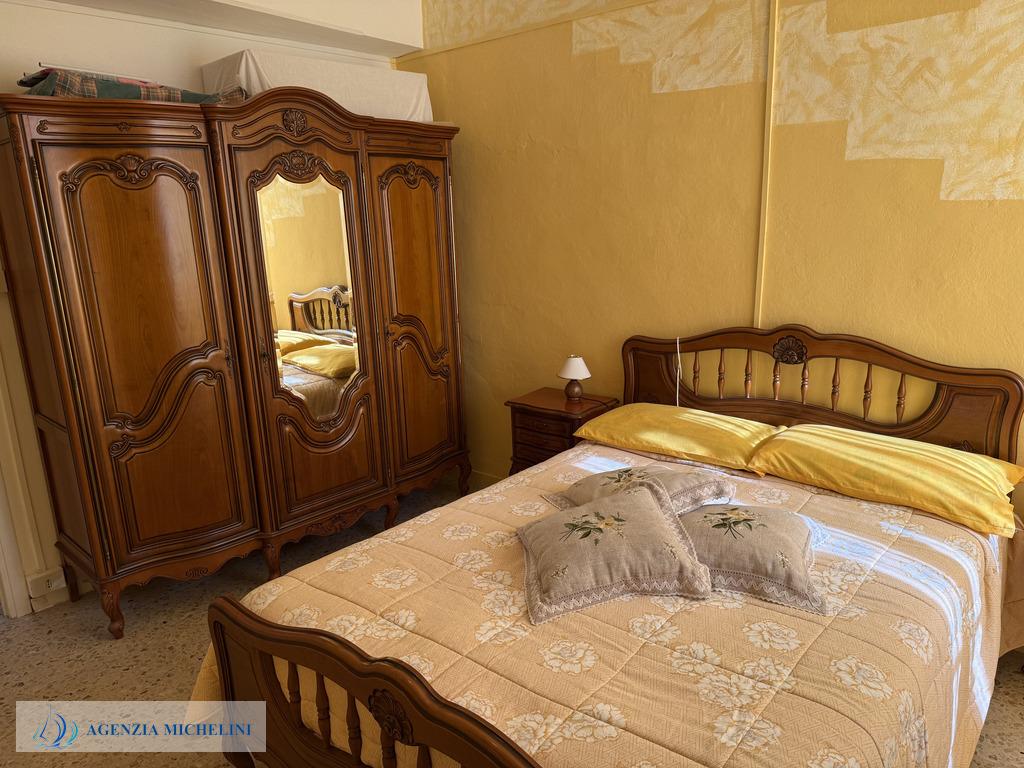 Ref. 014 – Sunny two-room flat in excellent condition with no service charges.