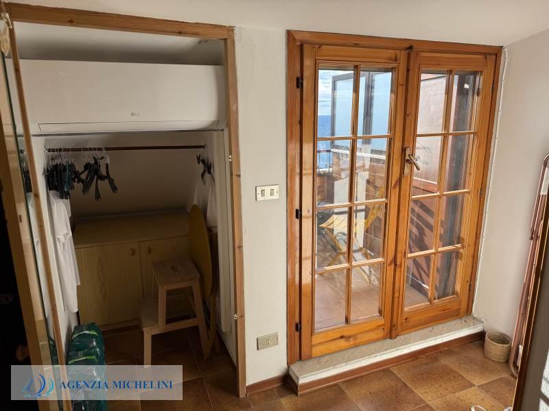 Ref. 007 – Attic studio flat with balcony and splendid sea view.