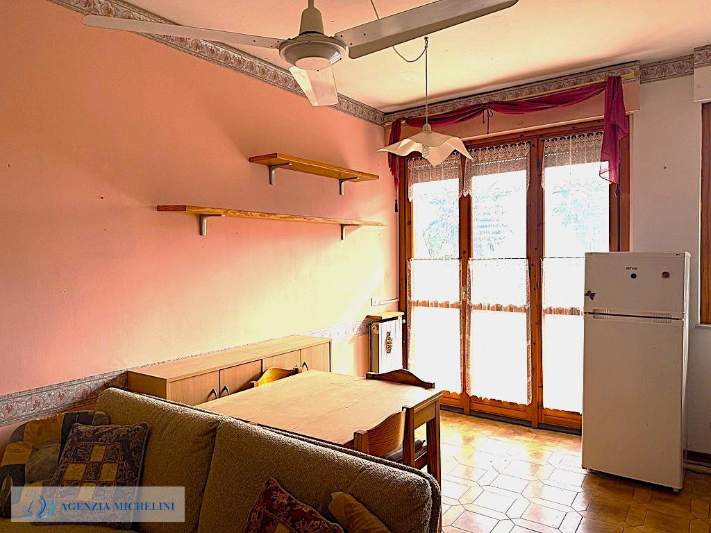 Rif. 004 – Soleggiato bilocale in ultimo piano con terrazza vivibile e splendida vista mare