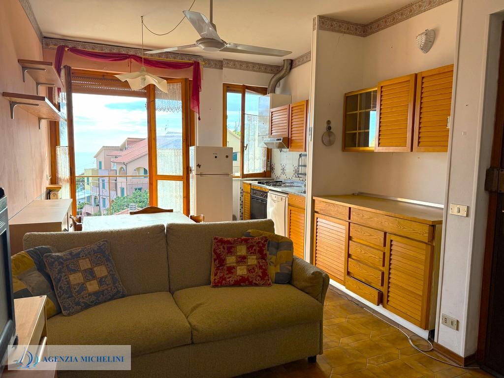 Rif. 004 – Soleggiato bilocale in ultimo piano con terrazza vivibile e splendida vista mare