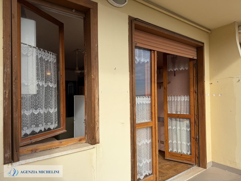 Rif. 004 – Soleggiato bilocale in ultimo piano con terrazza vivibile e splendida vista mare