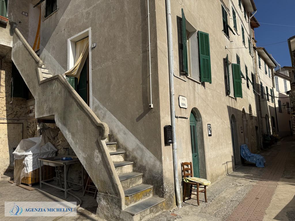 Ref. 014 – Sunny two-room flat in excellent condition with no service charges.