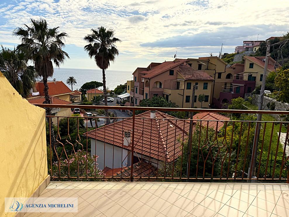 Rif. 004 – Soleggiato bilocale in ultimo piano con terrazza vivibile e splendida vista mare