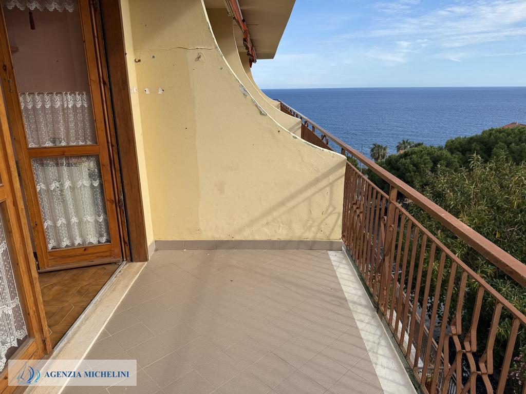 Rif. 004 – Soleggiato bilocale in ultimo piano con terrazza vivibile e splendida vista mare