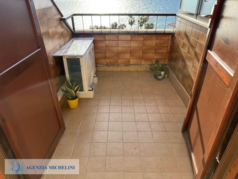 Ref. 007 – Attic studio flat with balcony and splendid sea view.