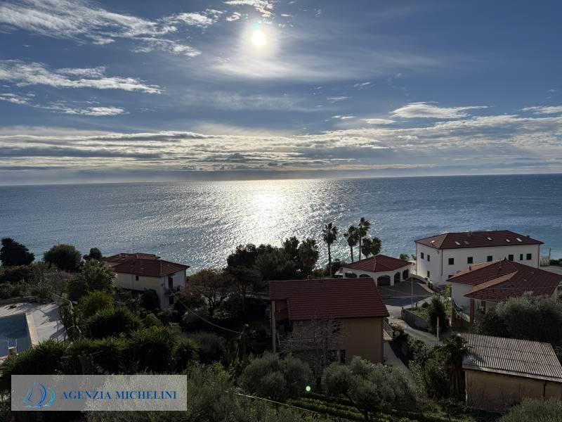 Ref. 007 – Attic studio flat with balcony and splendid sea view.