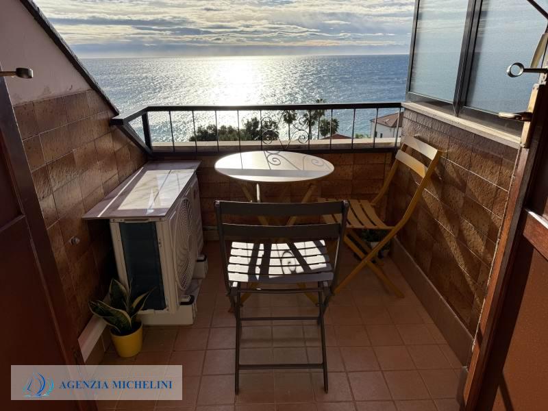 Ref. 007 – Attic studio flat with balcony and splendid sea view.