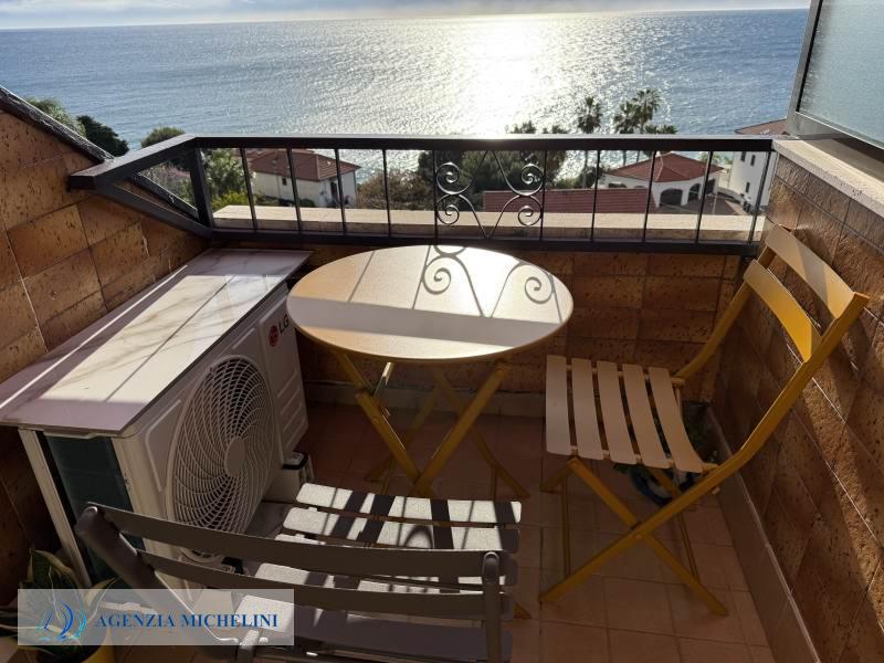 Ref. 007 – Attic studio flat with balcony and splendid sea view.