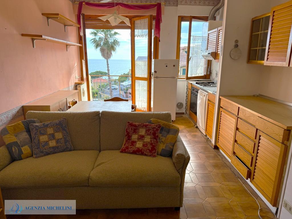 Rif. 004 – Soleggiato bilocale in ultimo piano con terrazza vivibile e splendida vista mare