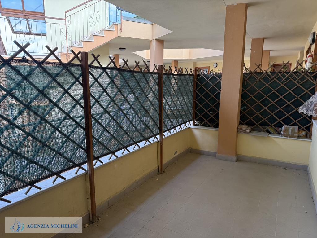 Rif. 004 – Soleggiato bilocale in ultimo piano con terrazza vivibile e splendida vista mare