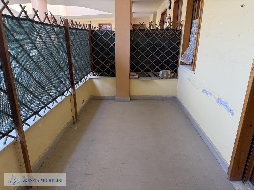 Rif. 004 – Soleggiato bilocale in ultimo piano con terrazza vivibile e splendida vista mare