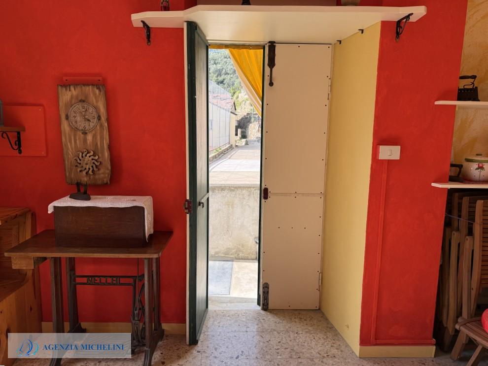 Ref. 014 – Sunny two-room flat in excellent condition with no service charges.