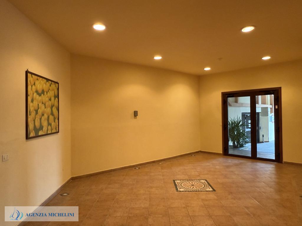 Rif. 004 – Soleggiato bilocale in ultimo piano con terrazza vivibile e splendida vista mare