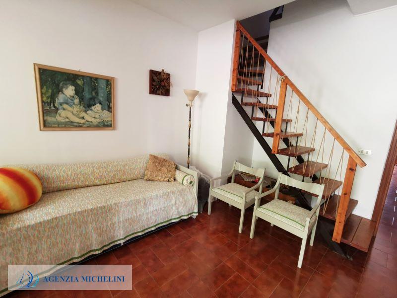 Rif. 052- Bilocale su due livelli vista mare box e cantina