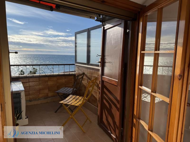 Ref. 007 – Attic studio flat with balcony and splendid sea view.