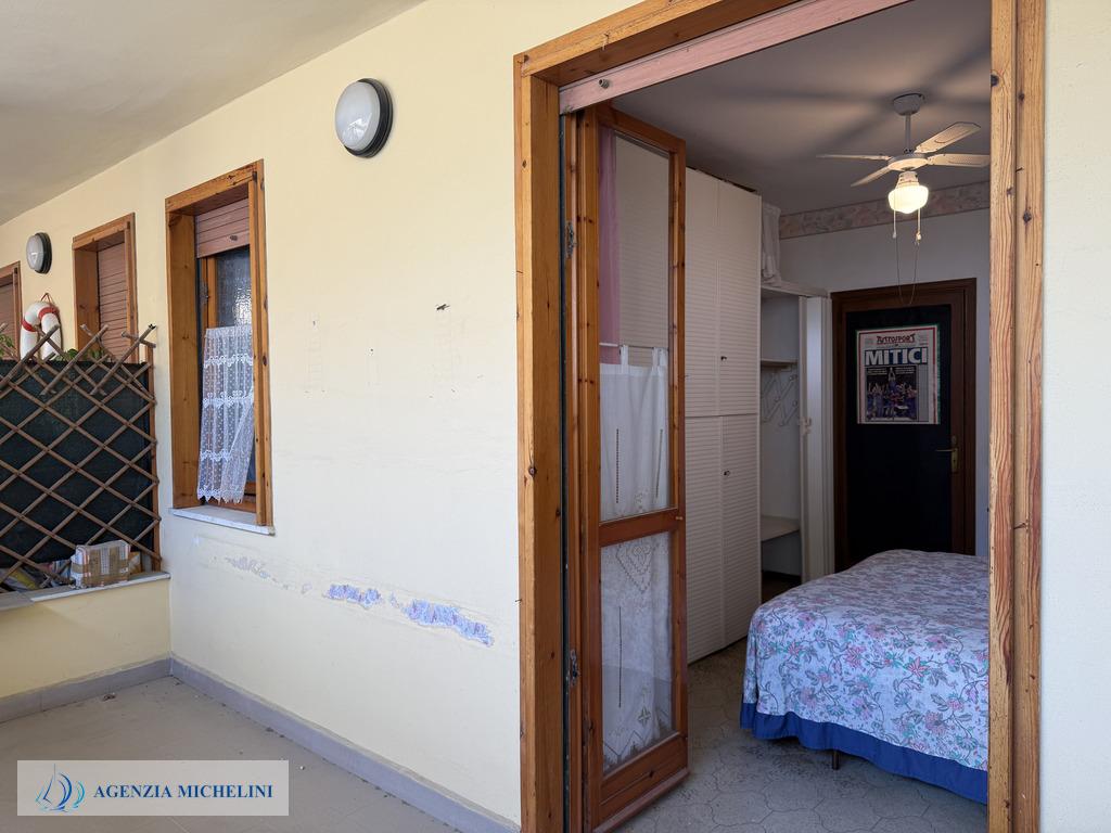 Rif. 004 – Soleggiato bilocale in ultimo piano con terrazza vivibile e splendida vista mare