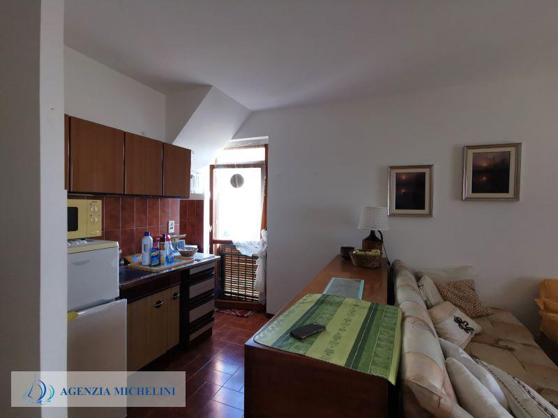 Rif. 052- Bilocale su due livelli vista mare box e cantina