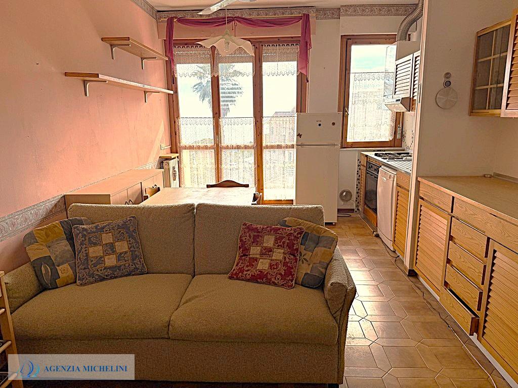 Rif. 004 – Soleggiato bilocale in ultimo piano con terrazza vivibile e splendida vista mare
