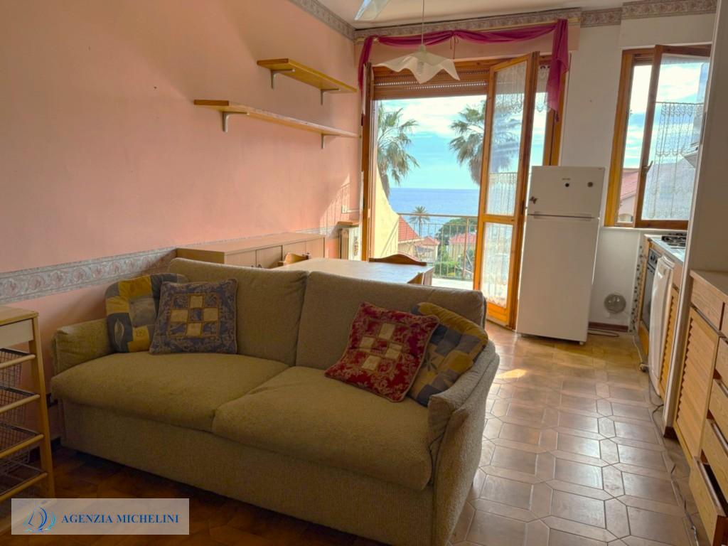 Rif. 004 – Soleggiato bilocale in ultimo piano con terrazza vivibile e splendida vista mare