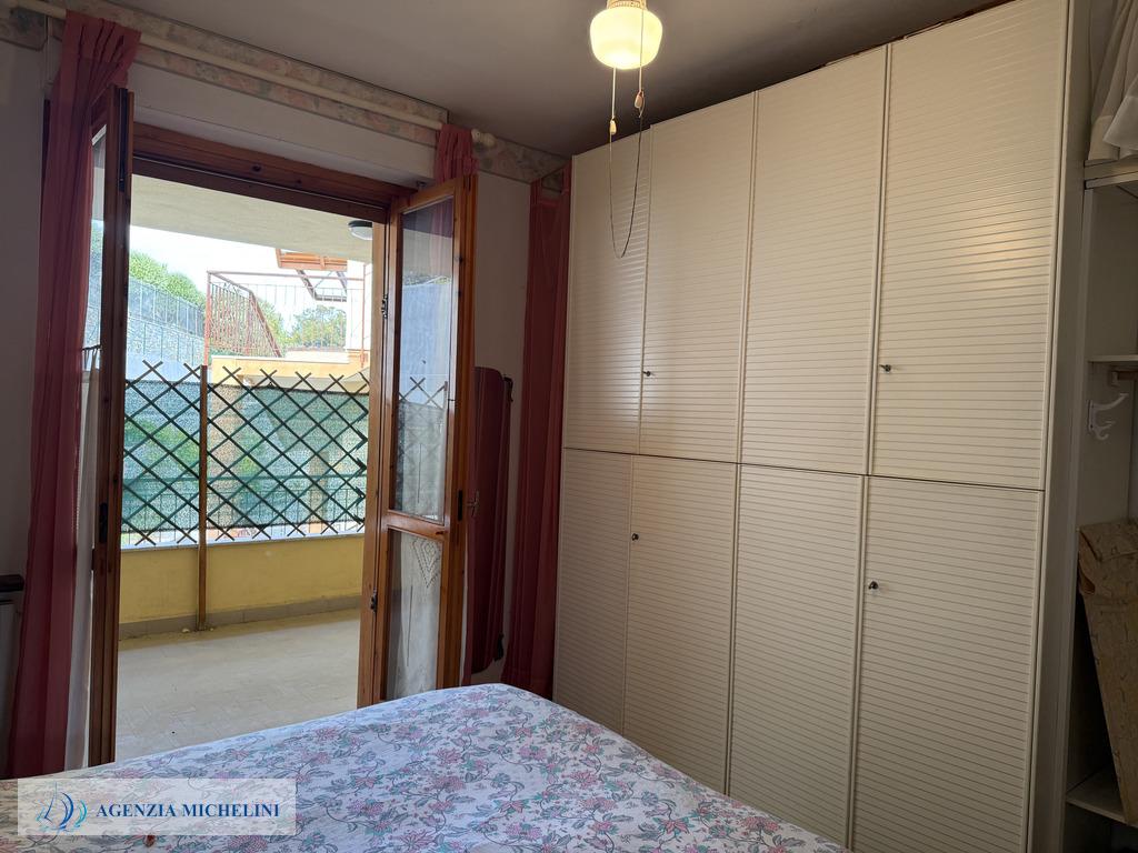 Rif. 004 – Soleggiato bilocale in ultimo piano con terrazza vivibile e splendida vista mare