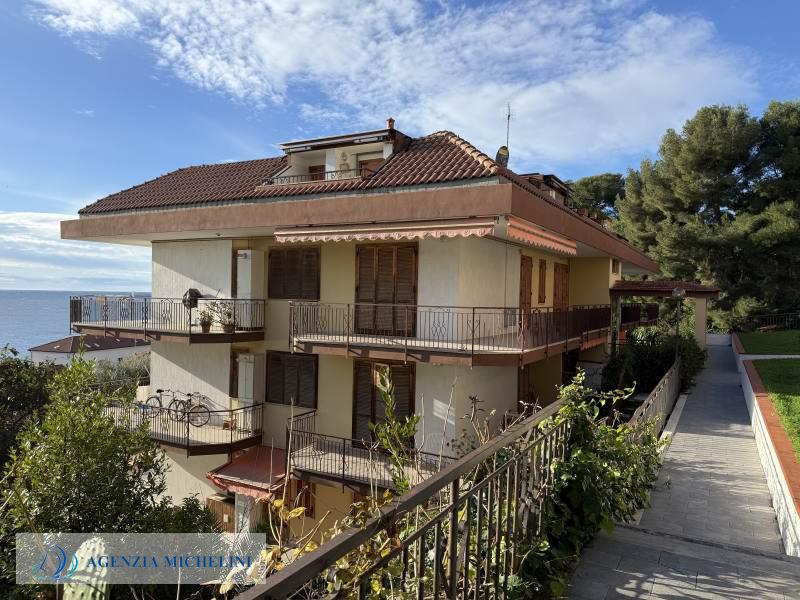 Ref. 007 – Attic studio flat with balcony and splendid sea view.