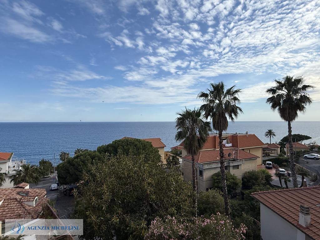 Rif. 004 – Soleggiato bilocale in ultimo piano con terrazza vivibile e splendida vista mare