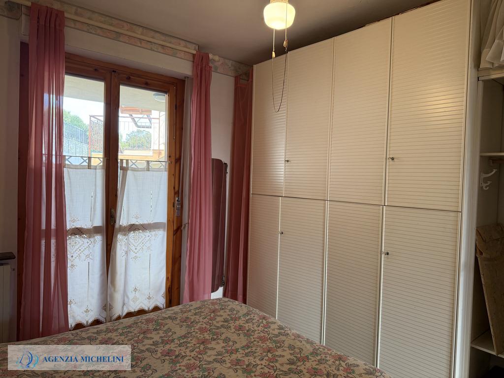 Rif. 004 – Soleggiato bilocale in ultimo piano con terrazza vivibile e splendida vista mare