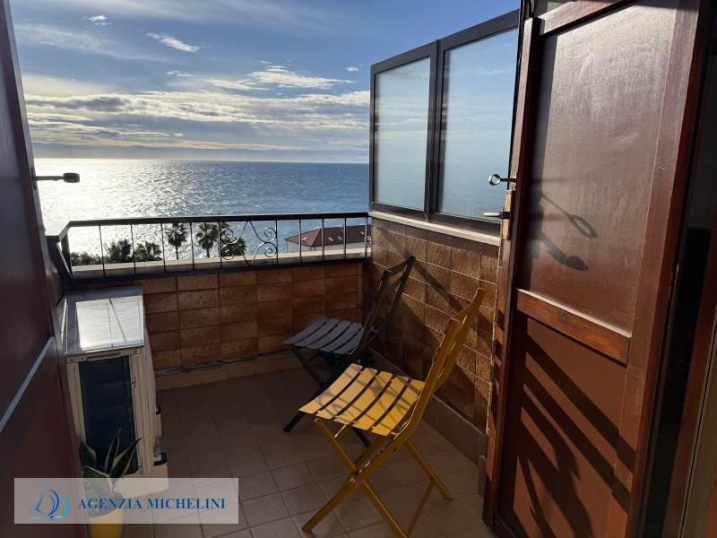 Ref. 007 – Attic studio flat with balcony and splendid sea view.