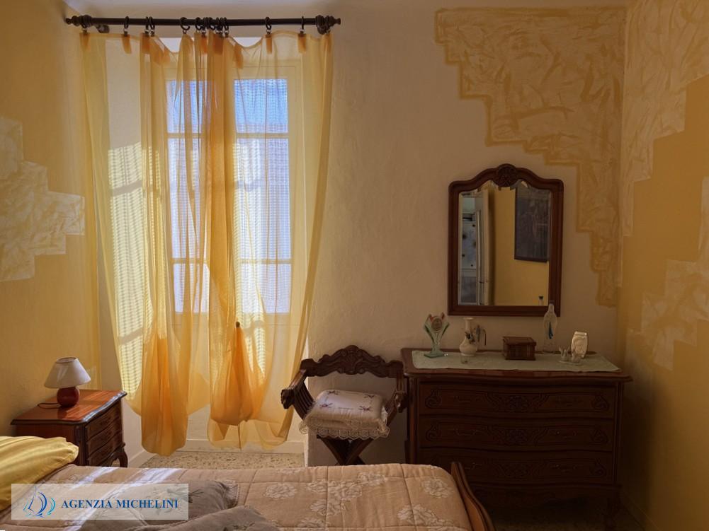 Ref. 014 – Sunny two-room flat in excellent condition with no service charges.