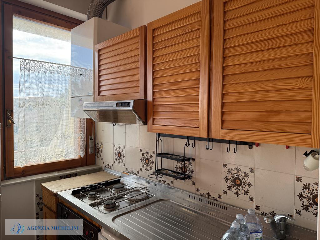 Rif. 004 – Soleggiato bilocale in ultimo piano con terrazza vivibile e splendida vista mare
