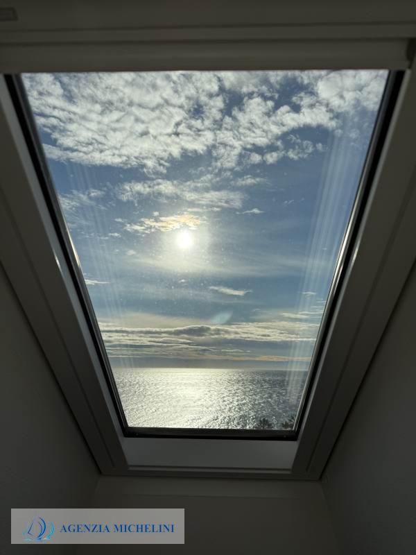 Ref. 007 – Attic studio flat with balcony and splendid sea view.