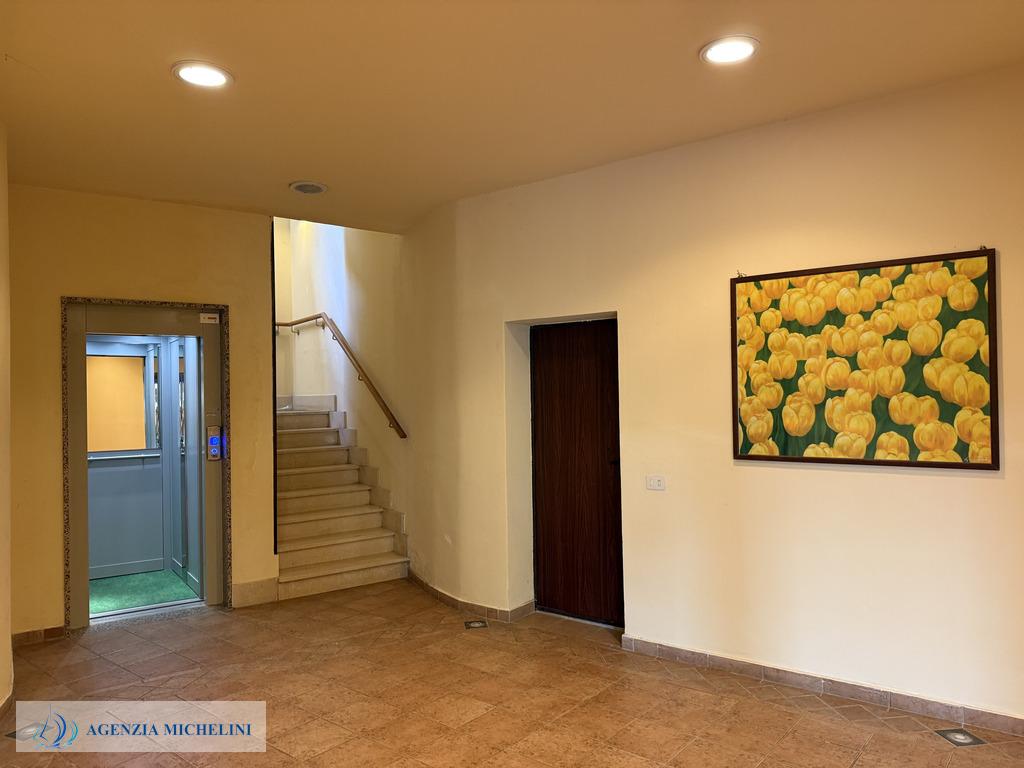 Rif. 004 – Soleggiato bilocale in ultimo piano con terrazza vivibile e splendida vista mare