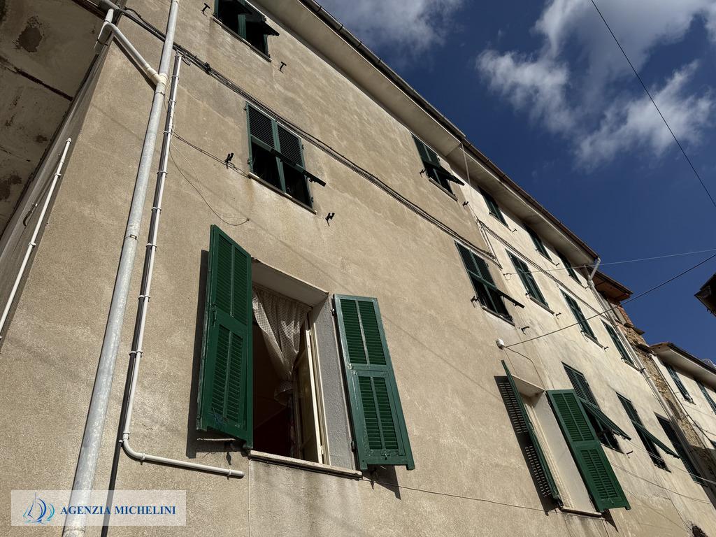 Ref. 014 – Sunny two-room flat in excellent condition with no service charges.