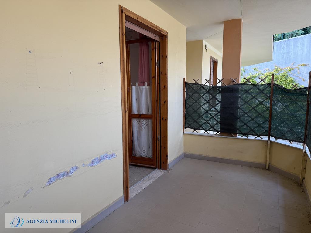 Rif. 004 – Soleggiato bilocale in ultimo piano con terrazza vivibile e splendida vista mare