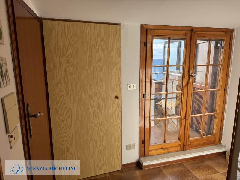Ref. 007 – Attic studio flat with balcony and splendid sea view.