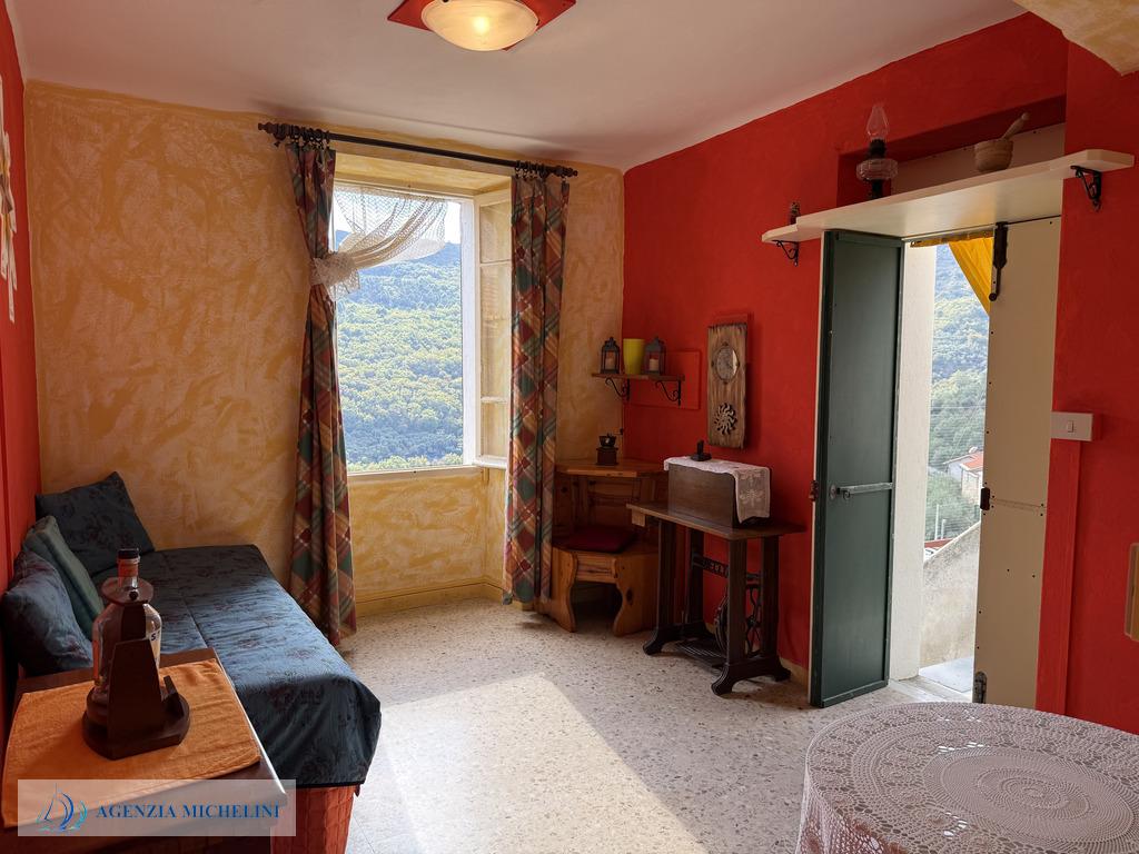 Ref. 014 – Sunny two-room flat in excellent condition with no service charges.