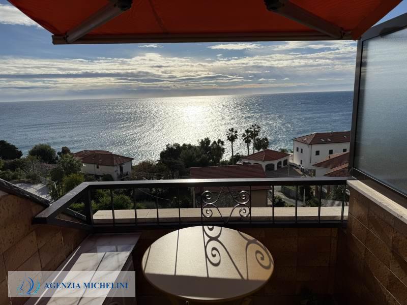 Ref. 007 – Attic studio flat with balcony and splendid sea view.