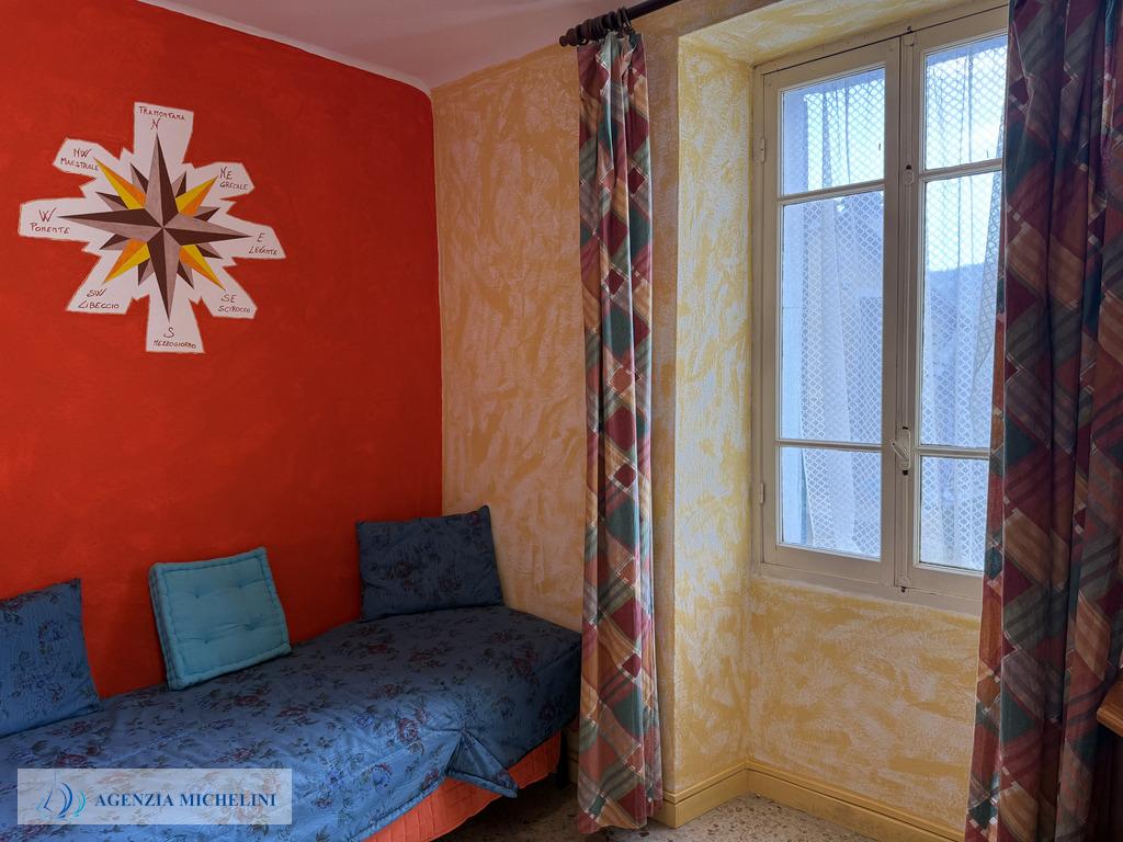 Ref. 014 – Sunny two-room flat in excellent condition with no service charges.