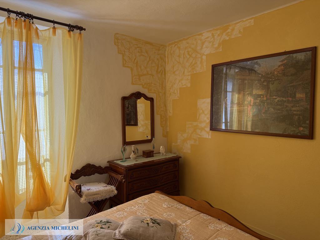 Ref. 014 – Sunny two-room flat in excellent condition with no service charges.
