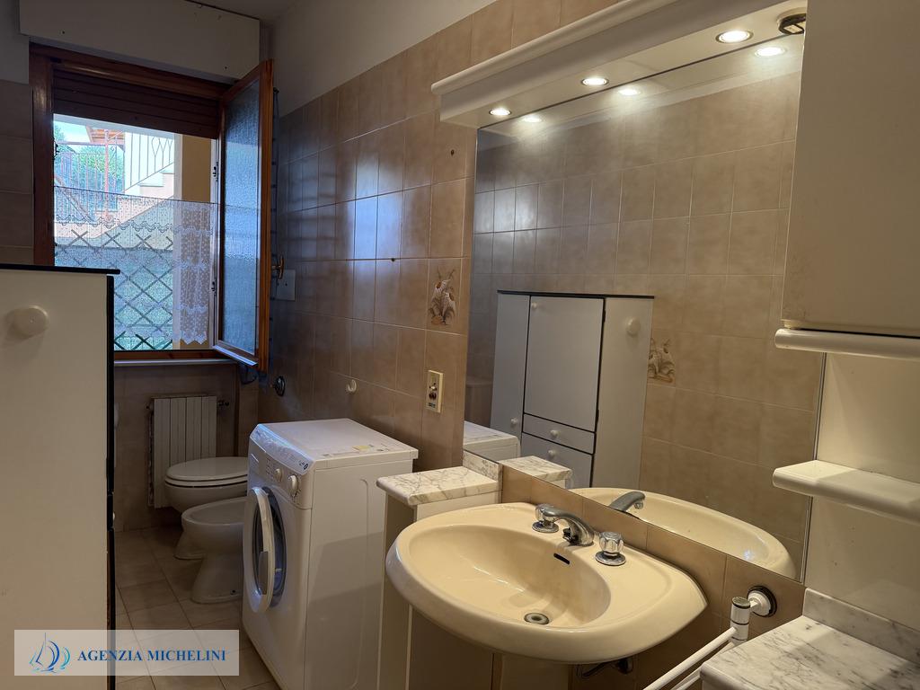 Rif. 004 – Soleggiato bilocale in ultimo piano con terrazza vivibile e splendida vista mare