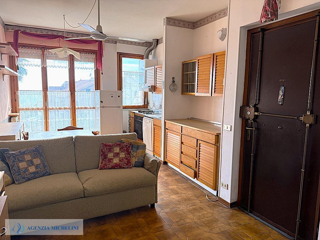 Rif. 004 – Soleggiato bilocale in ultimo piano con terrazza vivibile e splendida vista mare