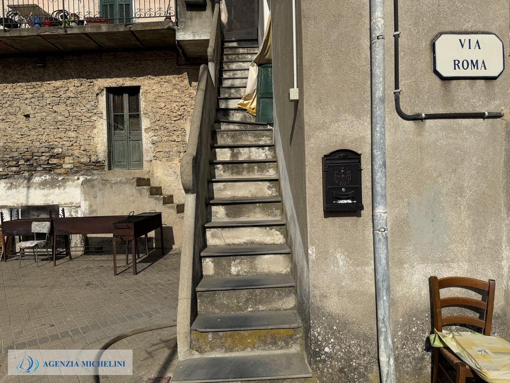 Ref. 014 – Sunny two-room flat in excellent condition with no service charges.