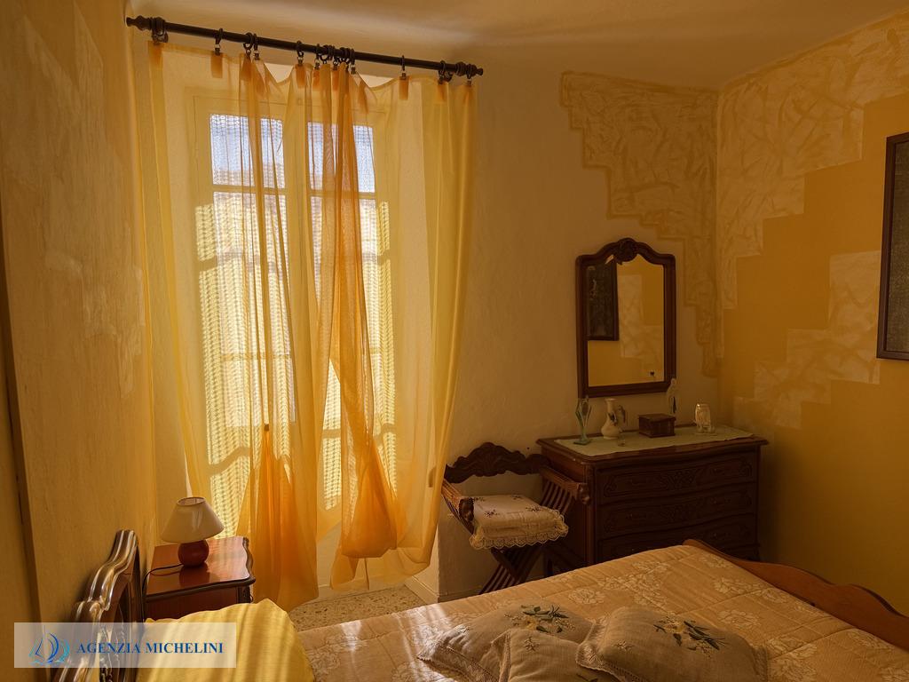 Ref. 014 – Sunny two-room flat in excellent condition with no service charges.