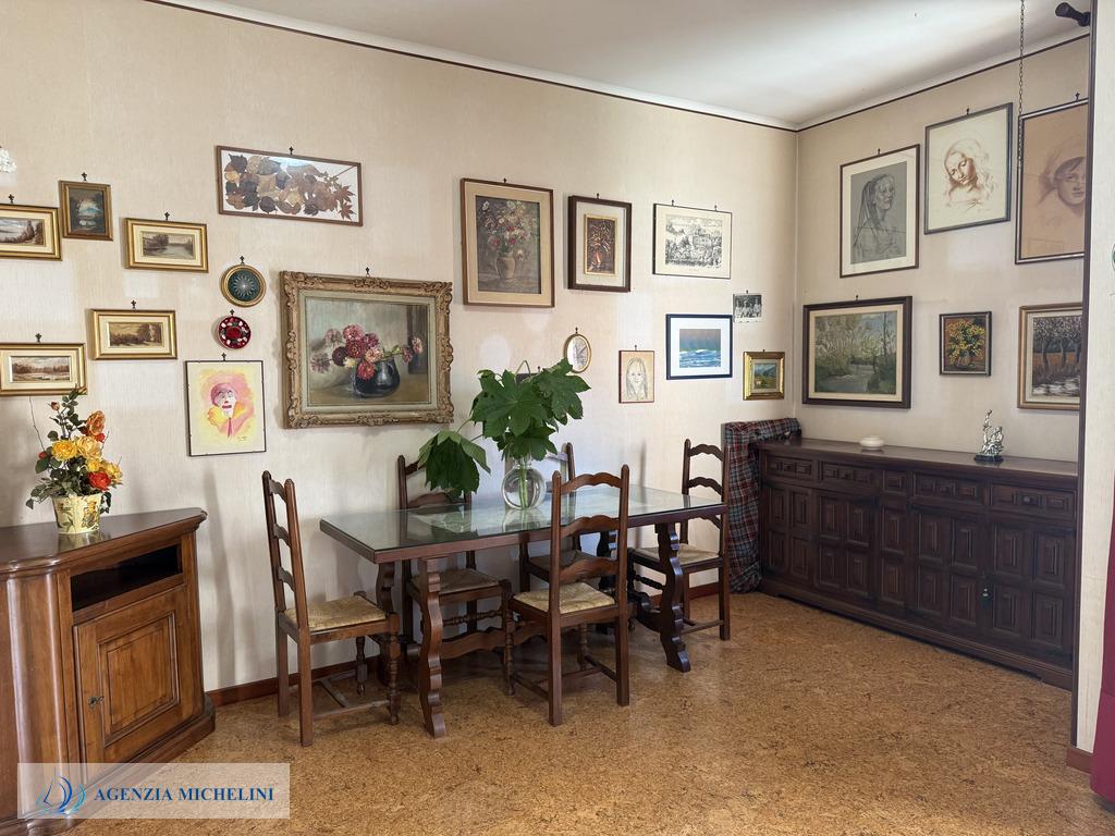 Rif. 002 – Centralissimo quadrilocale con garage e cantina.
