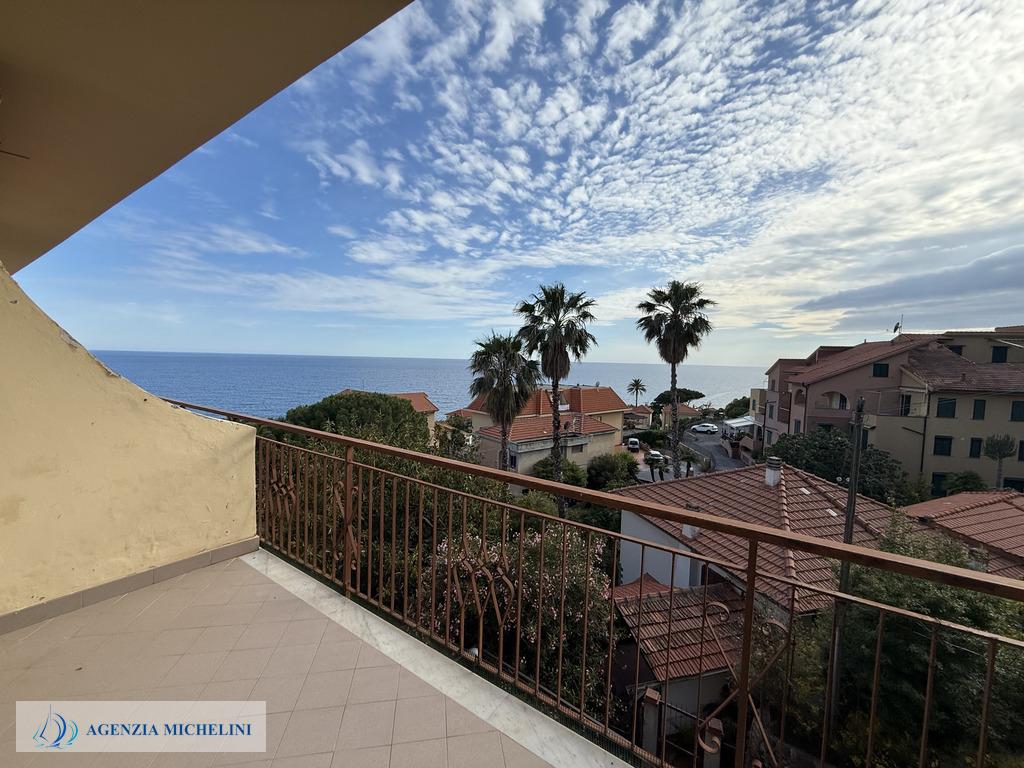 Rif. 004 – Soleggiato bilocale in ultimo piano con terrazza vivibile e splendida vista mare