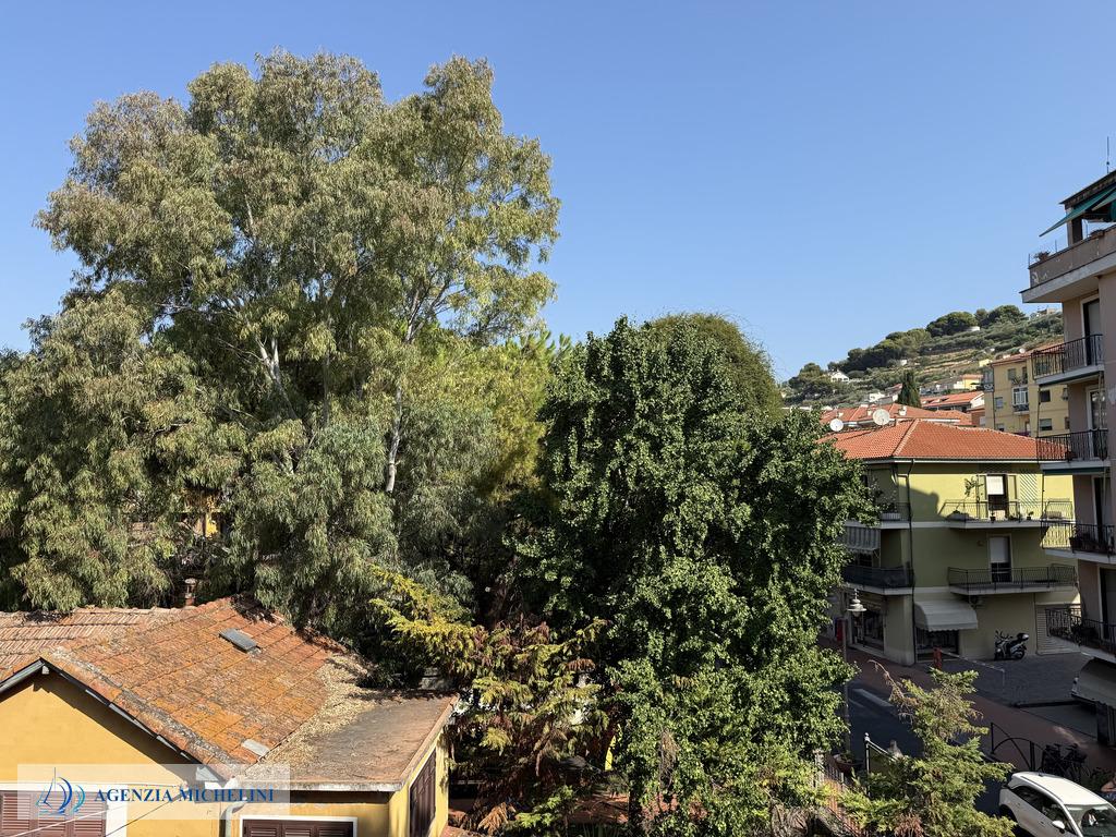 Rif. 002 – Centralissimo quadrilocale con garage e cantina.