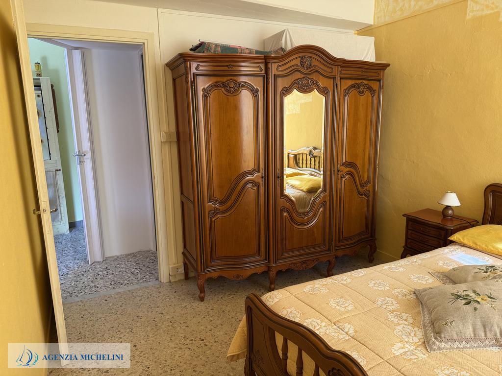 Ref. 014 – Sunny two-room flat in excellent condition with no service charges.